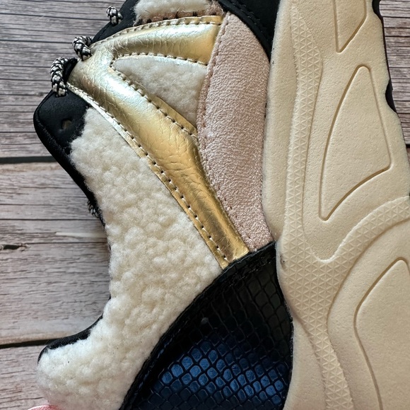 NWOT! Posh by Poelman Sherpa Sneakers Size 39 - Picture 3 of 8